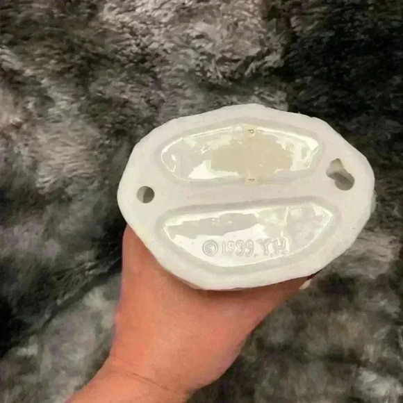 Porcelain figurine of a clown holding balloons, with a  dog sitting on a box - Picture 6 of 14